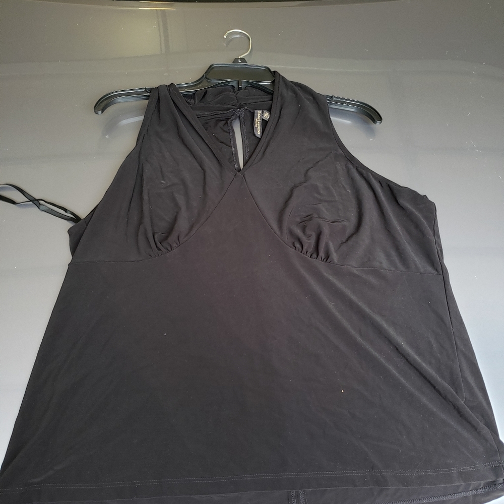 Sleeveless blouse with key hole back